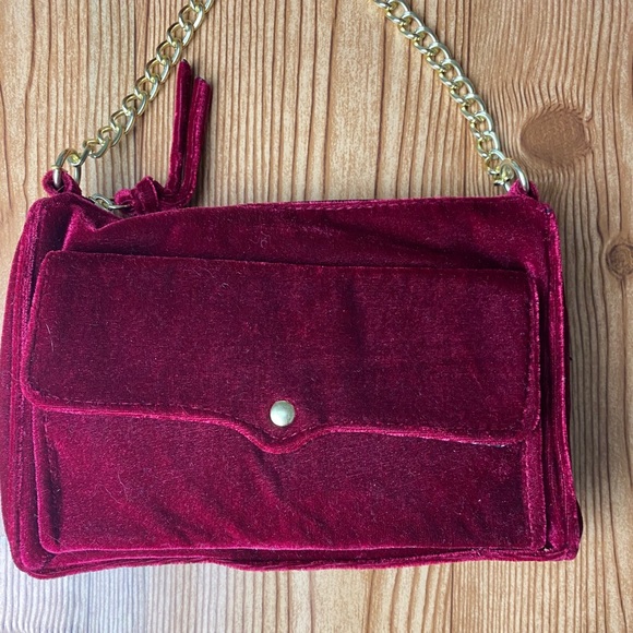 Red Velvet Chain Bag - Picture 2 of 5